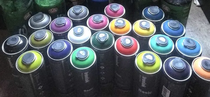 Sprays Ironlak Basic de muchos colores, vistos desde arriba